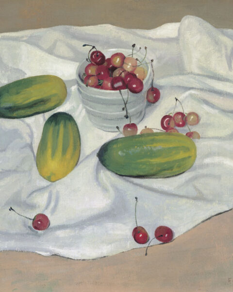 Drei Gurken und ein Topf mit Kirschen